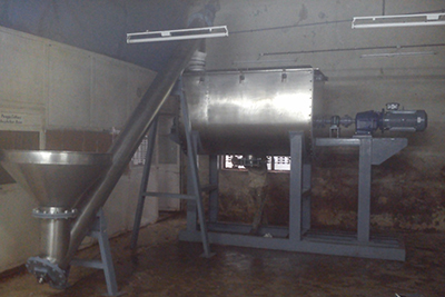 Ribbon Blender with Screw conveyer